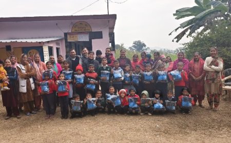 समाज सेवी रॉबिन पुंडीर व उनकी धर्मपत्नी बबली पुंडीर ने नारीवाला स्कूल में बांटे ट्रैक सूट