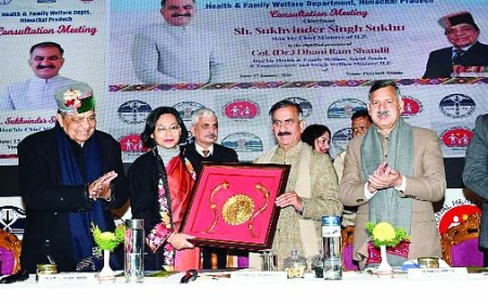 हिमाचल में चिकित्सा अधीक्षकों को 100 हिमकेयर कार्ड बनाने की शक्तियां की जाएंगी प्रदान 
