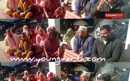 डीसी कार्यालय के बाहर धरने पर बैठी बायोडाटा दवा कंपनी से निकाली महिला कामगार 