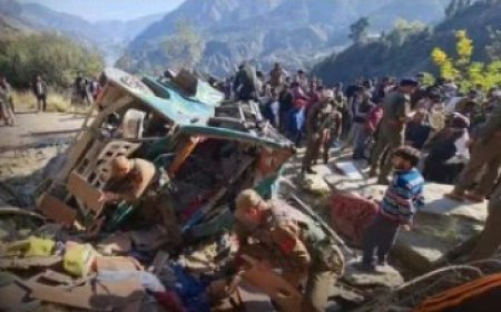 जम्मू-कश्मीर के डोडा में गहरी खाई में गिरा सेना का बुलेटप्रूफ वाहन , दस जवान शहीद , सात घायल अस्पताल में भर्ती