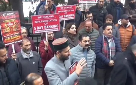 मांगों को लेकर सड़क पर उतरे यूनाइटेड फोरम ऑफ बैंक यूनियन के कर्मचारी और  अधिकारी 