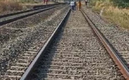 हैदराबाद के बाहरी इलाके में एक ही परिवार के तीन सदस्यों ने ट्रेन के आगे कूदकर की आत्महत्या