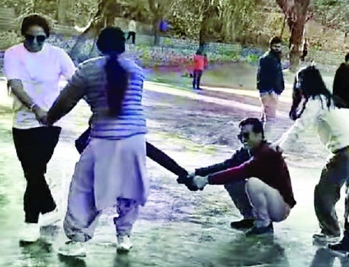 पर्यटन का नया केंद्र बन रही किन्नौर की प्रसिद्ध झील,नाको लेक पर आइस स्केटिंग का लुत्फ ले रहे पर्यटक