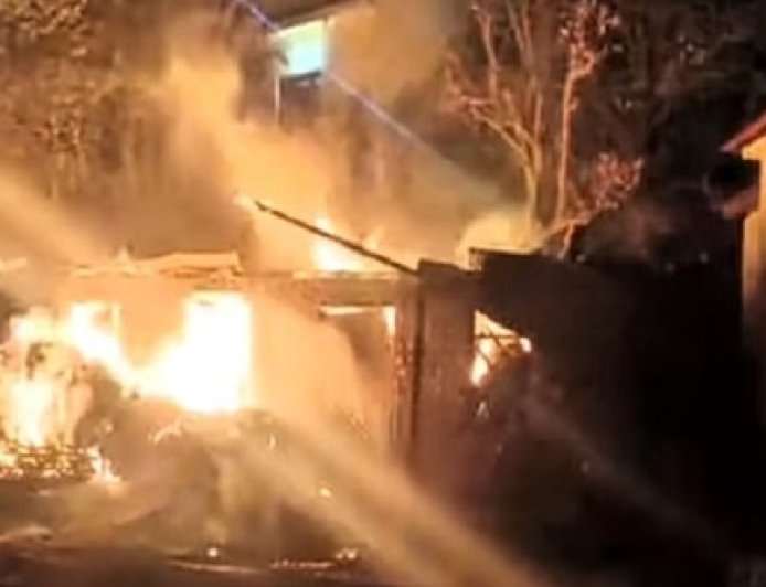 चंबा के कुहंड गांव में भीषण अग्निकांड,दो मकान जलकर राख,लाखों का नुकसान 