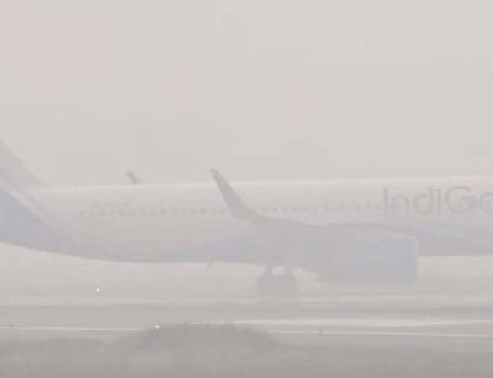 घने कोहरे के मद्देनजर उड़ानें बाधित, एयर इंडिया-इंडिगो ने यात्रियों के लिए जारी किया परामर्श