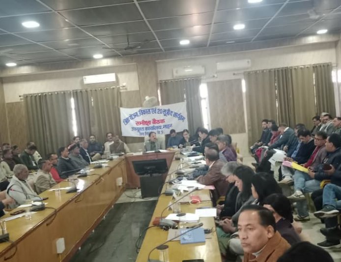 उद्योग मंत्री हर्षवर्धन चौहान ने जिला योजना , विकास एवं 20 सूत्रीय कार्यक्रम की समीक्षा बैठक ली 