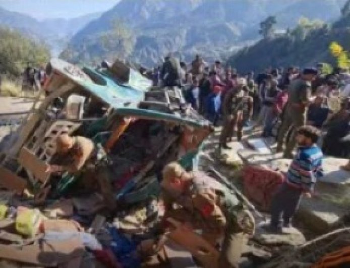 जम्मू-कश्मीर के डोडा में गहरी खाई में गिरा सेना का बुलेटप्रूफ वाहन , दस जवान शहीद , सात घायल अस्पताल में भर्ती