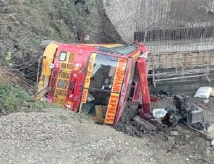 10 फीट गहरी खाई में गिरी निजी बस, हादसे में बस चालक, परिचालक सहित चार लोग घायल 