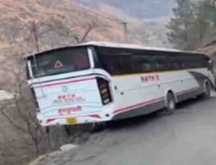 बड़ा हादसा टला : खाई में गिरने से बाल-बाल बची पर्यटकों से भरी निजी बस 