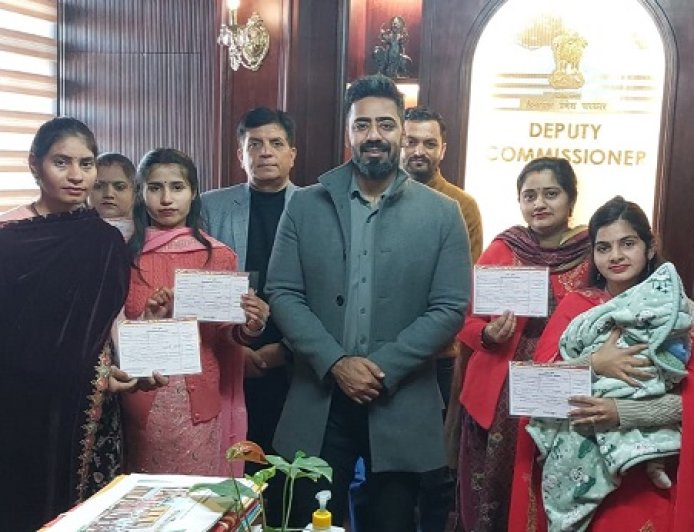 डीसी ने मुख्यमंत्री सुख-आश्रय योजना के तहत 10 लाभार्थियों को 60-60 हजार की एफडी की प्रदान  