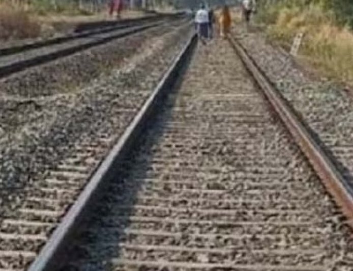 हैदराबाद के बाहरी इलाके में एक ही परिवार के तीन सदस्यों ने ट्रेन के आगे कूदकर की आत्महत्या