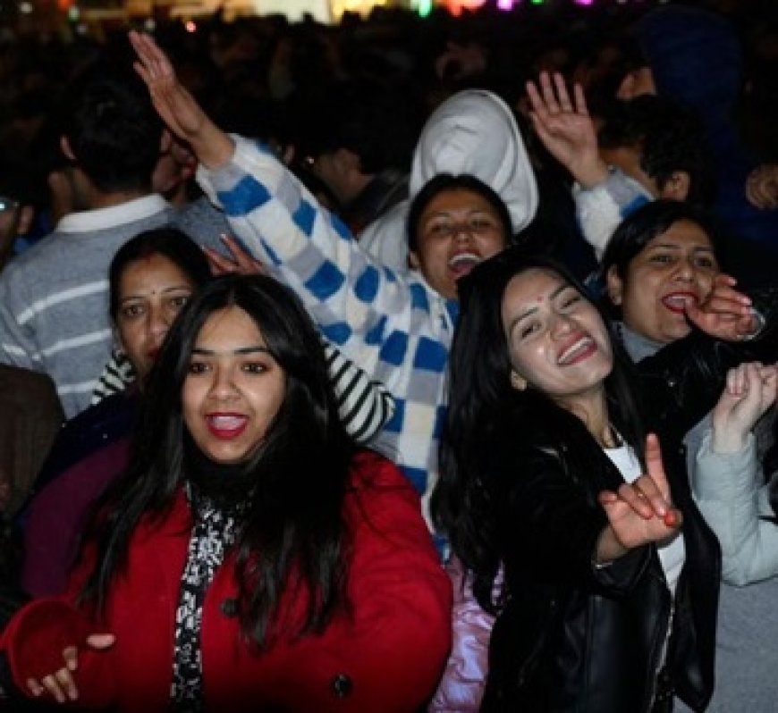 शिमला विंटर कार्निवल की अंतिम संध्या पर मशहूर कॉमेडियन अहसान कुरैशी ने लोगों को खूब हंसाया