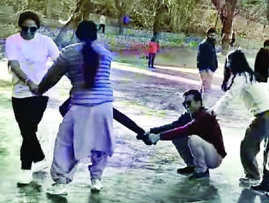 पर्यटन का नया केंद्र बन रही किन्नौर की प्रसिद्ध झील,नाको लेक पर आइस स्केटिंग का लुत्फ ले रहे पर्यटक