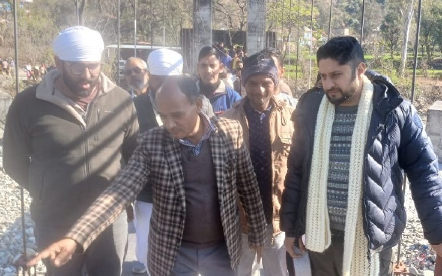उपायुक्त ने निर्माणाधीन स्प्रेई पुल का किया निरीक्षण, तय समय अवधि में कार्य पूरा करने के दिए निर्देश