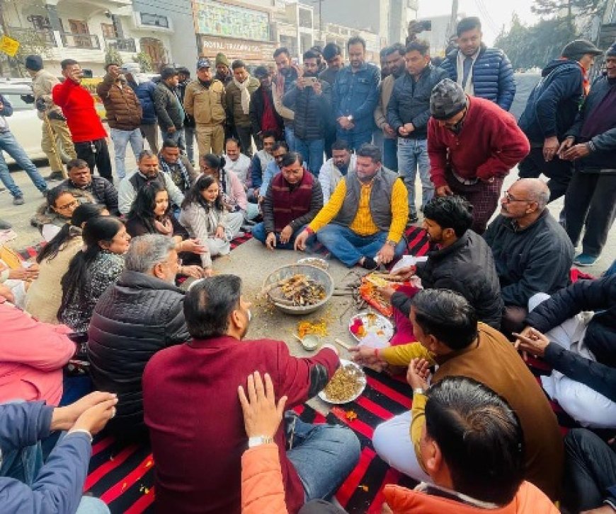 हरिद्वार भाजपा द्वारा कांग्रेस पार्टी की बुद्धि-शुद्धि हेतु हवन का आयोजन 