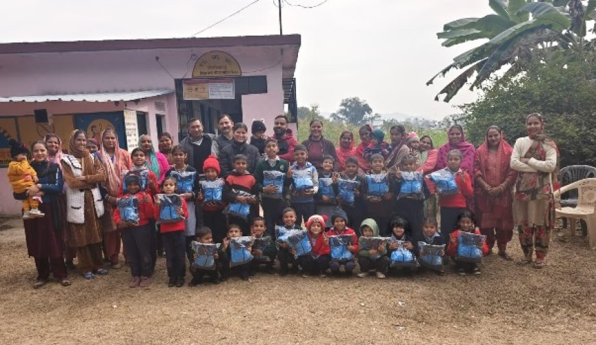 समाज सेवी रॉबिन पुंडीर व उनकी धर्मपत्नी बबली पुंडीर ने नारीवाला स्कूल में बांटे ट्रैक सूट