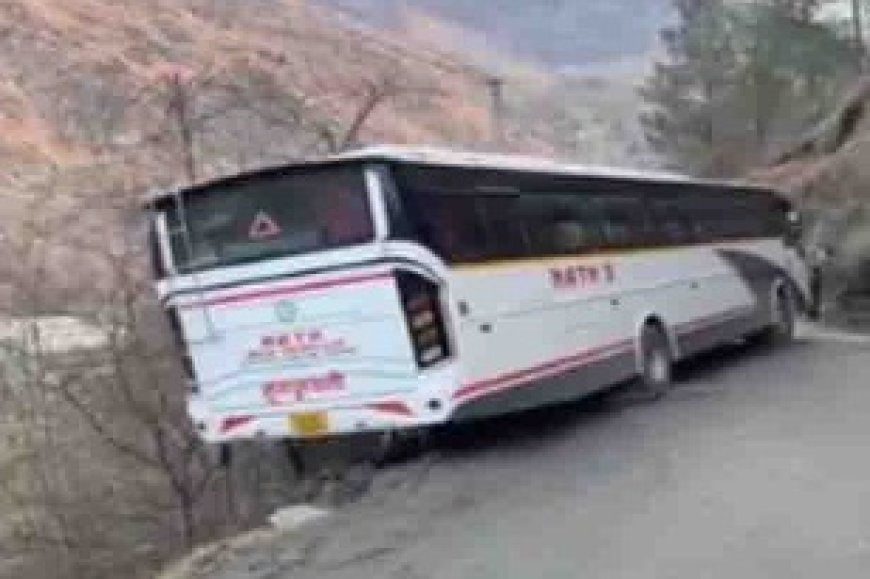 बड़ा हादसा टला : खाई में गिरने से बाल-बाल बची पर्यटकों से भरी निजी बस 