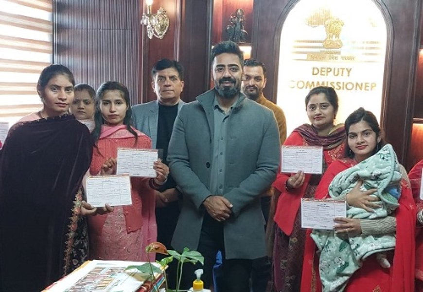 डीसी ने मुख्यमंत्री सुख-आश्रय योजना के तहत 10 लाभार्थियों को 60-60 हजार की एफडी की प्रदान  