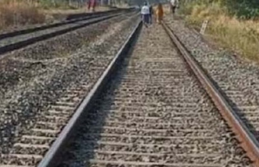 हैदराबाद के बाहरी इलाके में एक ही परिवार के तीन सदस्यों ने ट्रेन के आगे कूदकर की आत्महत्या