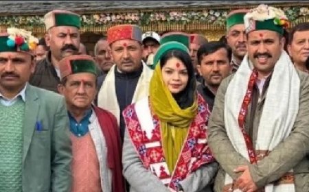 छात्रधारी चालदा महासू महाराज के दर्शन करने पहुंचे लोक निर्माण मंत्री विक्रमादित्य सिंह व उनकी धर्मपत्नी डॉ. अमरीन 