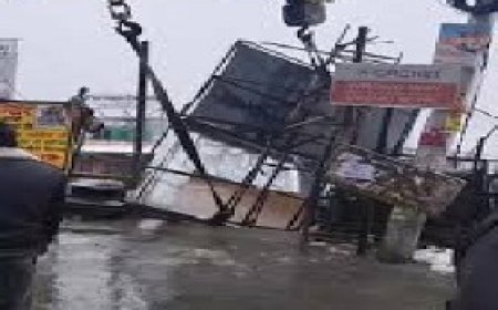 शिमला के चलौंटी में सड़क किनारे बना बड़ा गड्ढा,मशीन धंसी