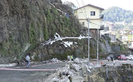 शिमला में संजौली-ढली बाईपास सड़क पर धंसाव को देखने के बाद दहशत में स्थानीय लोग  