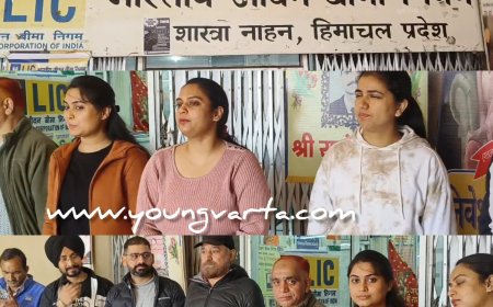 ऑल इंडिया इंश्योरेंस संगठन के आह्वान पर एलआईसी कर्मी हड़ताल पर , LIC शाखा कार्यालय के बाहर कर्मचारियों ने की नारेबाजी 