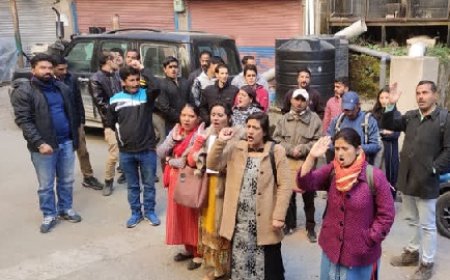 SBI कॉन्ट्रैक्ट वर्कर्स का हल्ला बोल,ट्रांसफर आदेशों के खिलाफ कसूम्पटी में जोरदार प्रदर्शन