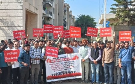 चक्का रोड़ ओर बद्दी की सड़कों की दुर्दशा के खिलाफ लोगों का जोरदार प्रदर्शन, लोग पलायन को मजबूर 