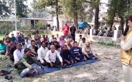 नगर निगम प्रशासन द्वारा अतिक्रमण के नाम पर रेड़ी पटरी के लघु व्यापारियों से हो रहे शोषण के विरुद्ध किया धरना प्रदर्शन 