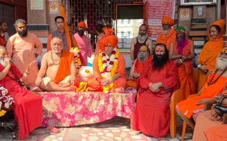 हरिद्वार के माया देवी मंदिर में देश भर से आए संतों ने रंगभरी एकादशी पर पंचगव्य से होली खेली 