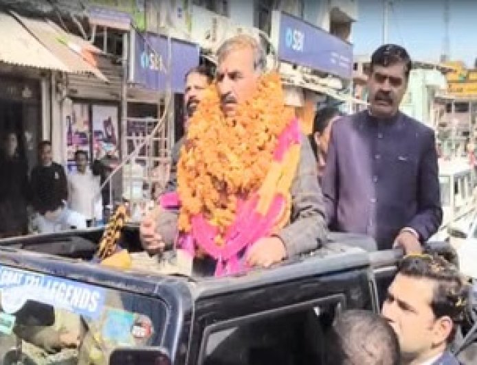 सीएम सुक्खू ने बरठीं बाजार में करोड़ों रुपये की विभिन्न विकासात्मक परियोजनाओं के किए उद्घाटन व शिलान्यास  