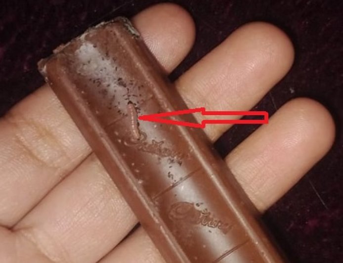 बिलासपुर में नामी कंपनी की चॉकलेट के अंदर से जिंदा कीड़ा और अंडे निकलने से मचा हड़कंप  