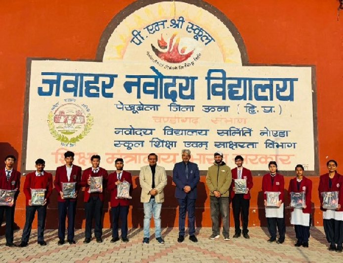 जेएनवी ऊना में जेईई और नीट परीक्षाओं की तैयारी कर रहे 10 बच्चों को निःशुल्क पुस्तकें की वितरित  