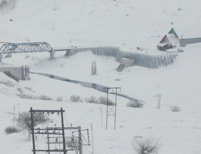 रोहतांग और शिंकुला दर्रा में हल्की बर्फबारी,फोर बाई फोर वाहनों के लिए बहाल होने से लोगों को मिलेंगी राहत  