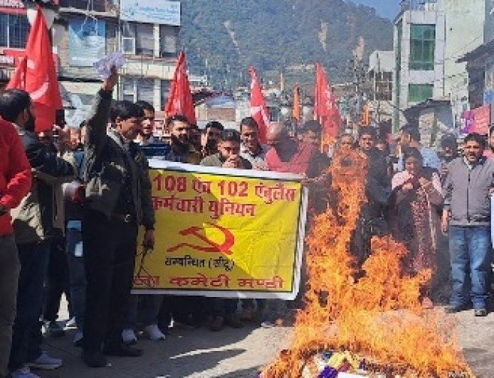 हड़ताल पर गए 102 व 108 एंबुलेंस कर्मियों ने मंडी में डिप्टी सीएम का घेराव करने का किया ऐलान  