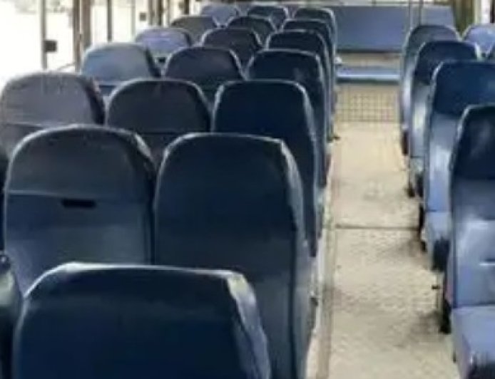 बस में सफर कर रही एक युवती ने टिकट मांगने पर परिचालक को मारा थप्पड़  