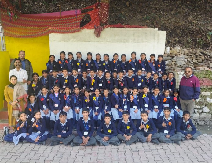 शैक्षणिक भ्रमण पर भाटगढ़ स्कूल के विद्यार्थियों ने की श्री रेणुका जी झील की परिक्रमा