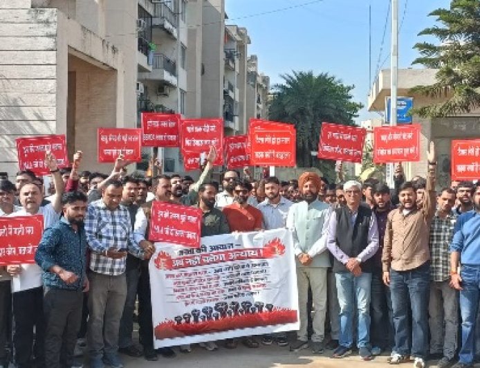 चक्का रोड़ ओर बद्दी की सड़कों की दुर्दशा के खिलाफ लोगों का जोरदार प्रदर्शन, लोग पलायन को मजबूर 