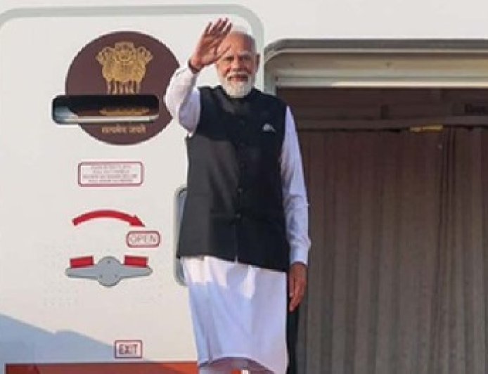 पीएम मोदी इजरायल यात्रा पर रवाना, बोले दोनों देशों के बीच संबंध होंगे और मजबूत  