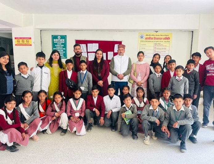 शैक्षणिक भ्रमण के दौरान विद्यार्थियों ने जाना औषधीय व सुगंधित पौधों का महत्व