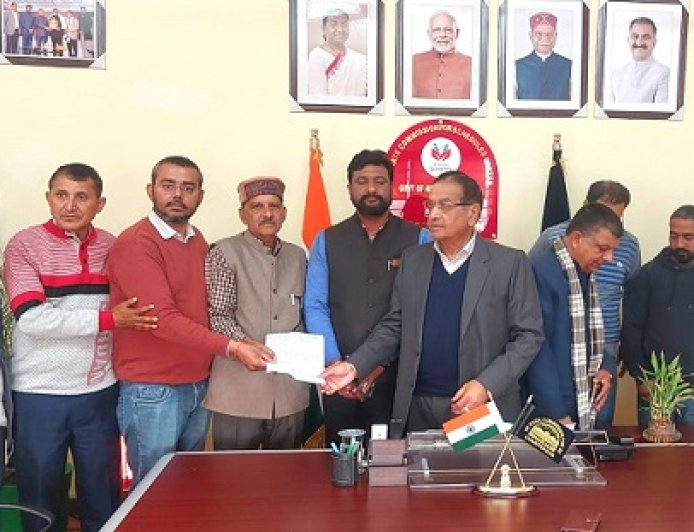 एससी आयोग के अध्यक्ष कुलदीप धीमान से मिला जाच्छ गांव का प्रतिनिधिमंडल, रास्ते की समस्या को लेकर सौंपा ज्ञापन