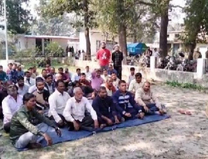 नगर निगम प्रशासन द्वारा अतिक्रमण के नाम पर रेड़ी पटरी के लघु व्यापारियों से हो रहे शोषण के विरुद्ध किया धरना प्रदर्शन 