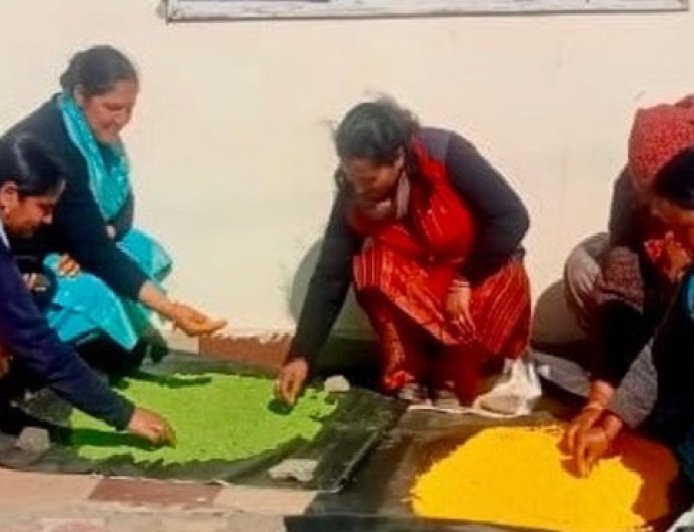 होली में इस बार उड़ेगा गाजर, पालक और चुकंदर से बना गुलाल;हर्बल रंग तैयार कर रही महिलाएं  