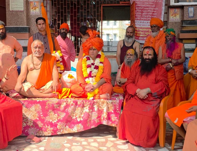 हरिद्वार के माया देवी मंदिर में देश भर से आए संतों ने रंगभरी एकादशी पर पंचगव्य से होली खेली 