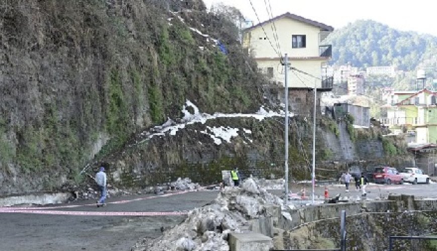 शिमला में संजौली-ढली बाईपास सड़क पर धंसाव को देखने के बाद दहशत में स्थानीय लोग  