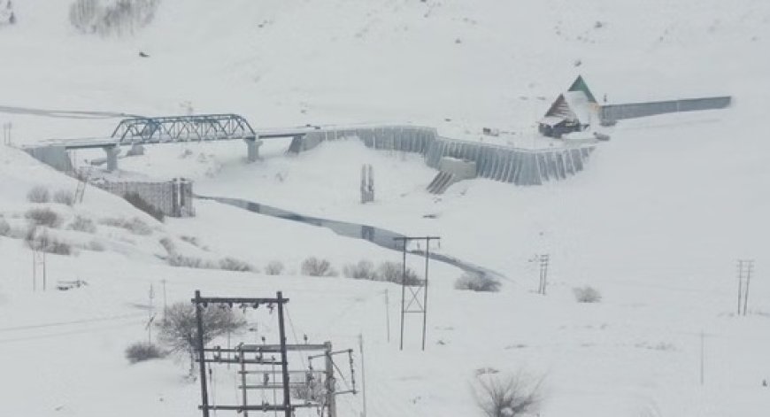 रोहतांग और शिंकुला दर्रा में हल्की बर्फबारी,फोर बाई फोर वाहनों के लिए बहाल होने से लोगों को मिलेंगी राहत  