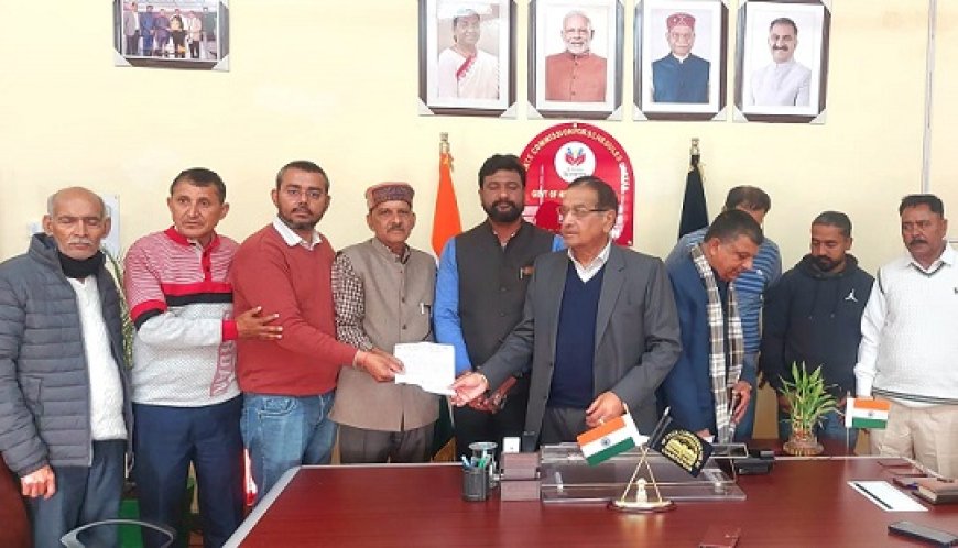 एससी आयोग के अध्यक्ष कुलदीप धीमान से मिला जाच्छ गांव का प्रतिनिधिमंडल, रास्ते की समस्या को लेकर सौंपा ज्ञापन