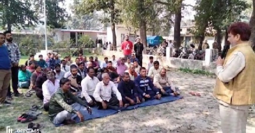 नगर निगम प्रशासन द्वारा अतिक्रमण के नाम पर रेड़ी पटरी के लघु व्यापारियों से हो रहे शोषण के विरुद्ध किया धरना प्रदर्शन 