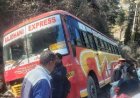 बड़ा हादसा टला : तकनीकी खराबी के चलते अनियंत्रित होकर सड़क किनारे नाली में जा फंसी निजी बस
